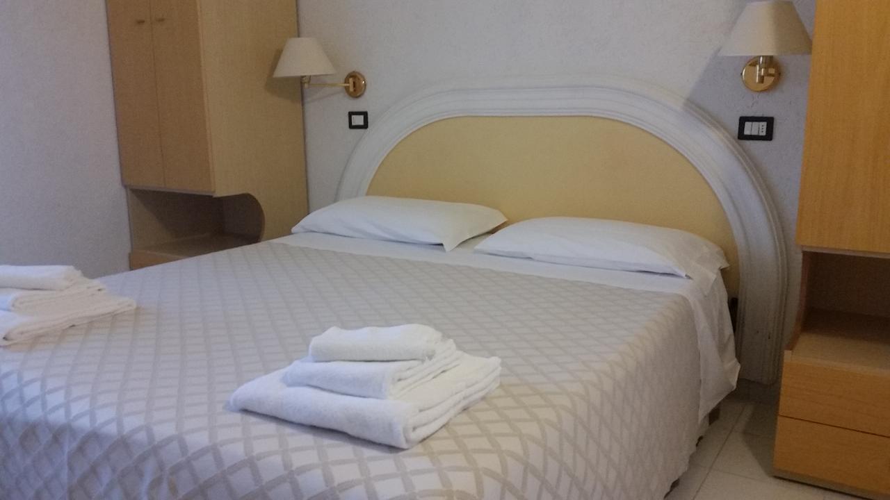 Hotel Continental カットーリカ エクステリア 写真